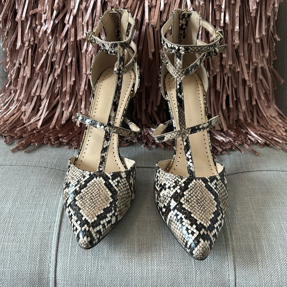 Adrienne Vittadini TStraps Faux snakeskin Size 10